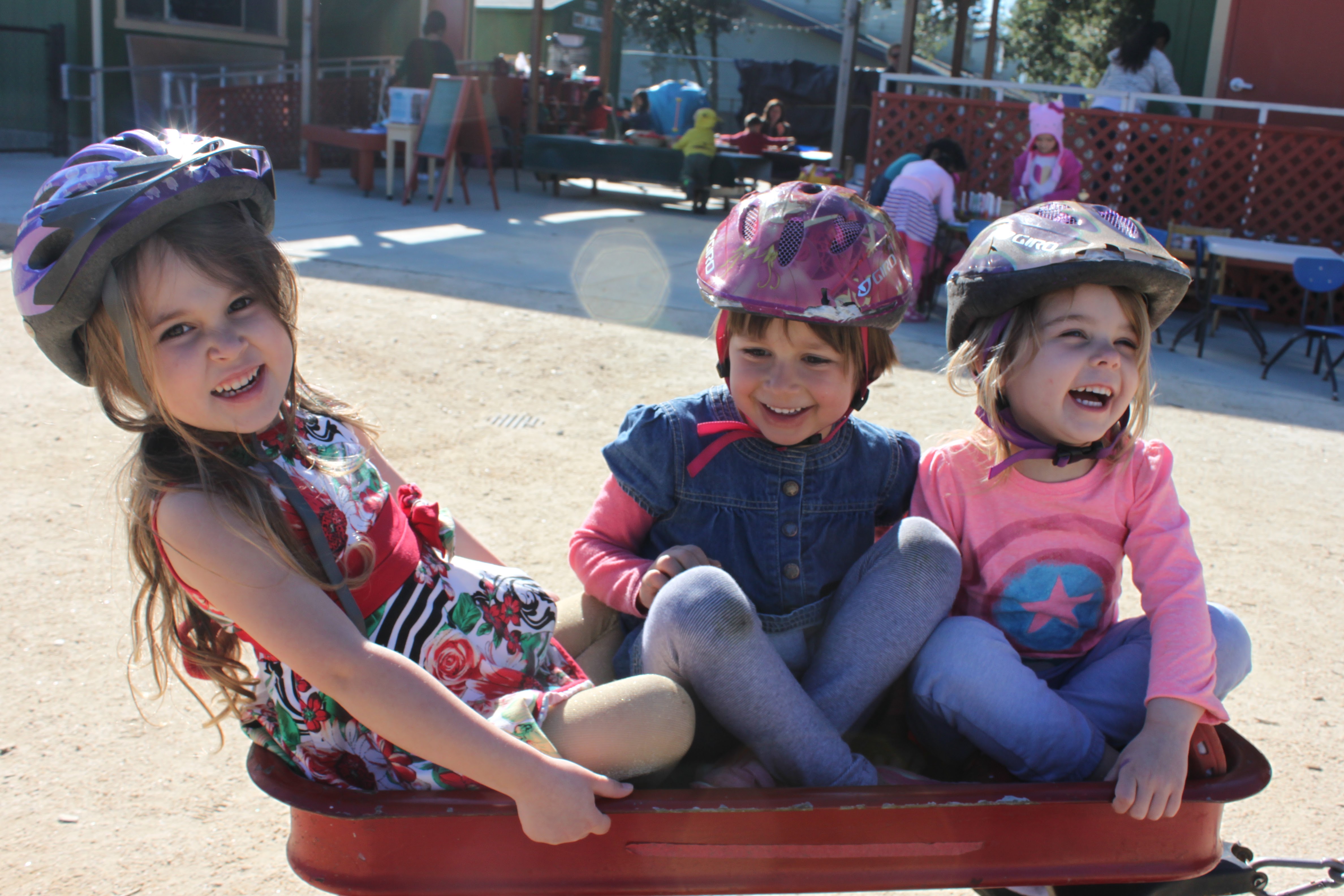 children play on wagon